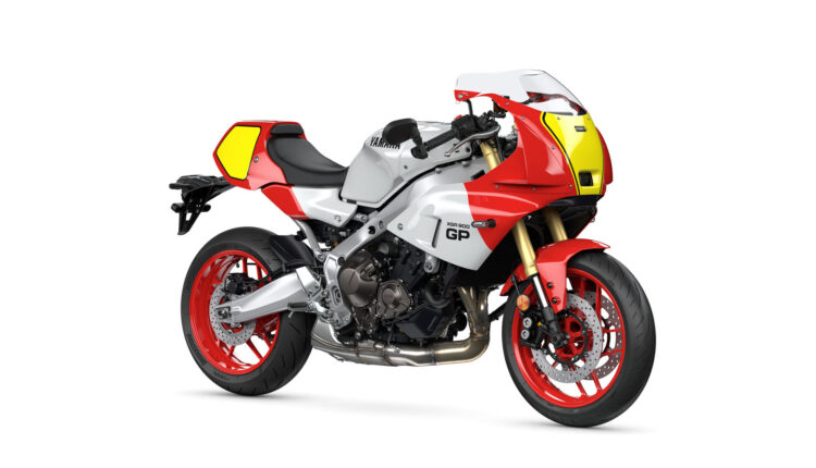 2024-Yamaha-XS850GP-35-EU-Legend_Red-Studio-001-03.jpg YAMAHA XSR900 GP 35kW 2024